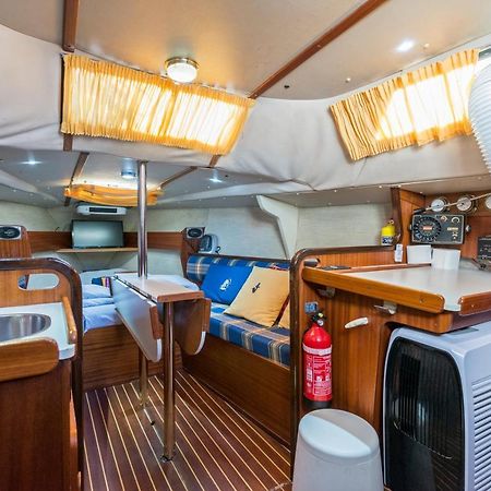 סנט אדריה דה בסוס Pequeno Velero En Port Forum Ideal Para Backpackers מראה חיצוני תמונה
