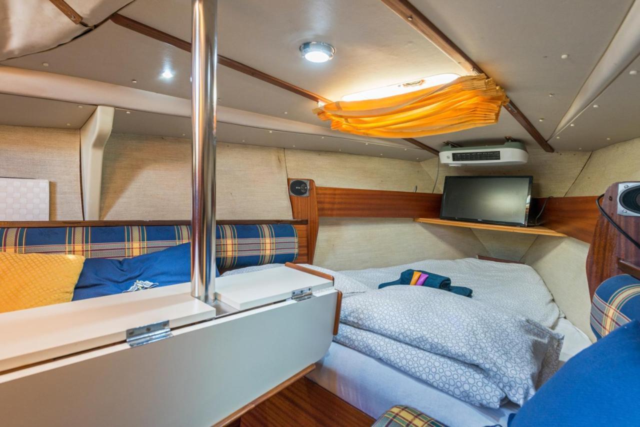 סנט אדריה דה בסוס Pequeno Velero En Port Forum Ideal Para Backpackers מראה חיצוני תמונה
