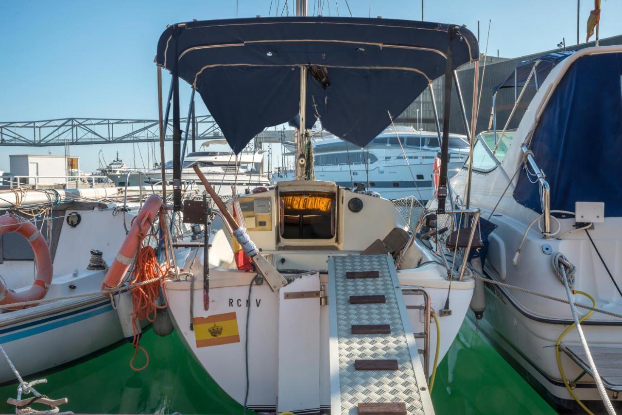 סנט אדריה דה בסוס Pequeno Velero En Port Forum Ideal Para Backpackers מראה חיצוני תמונה