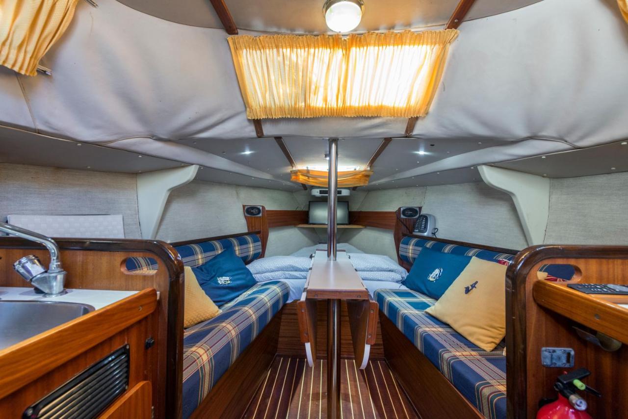סנט אדריה דה בסוס Pequeno Velero En Port Forum Ideal Para Backpackers מראה חיצוני תמונה