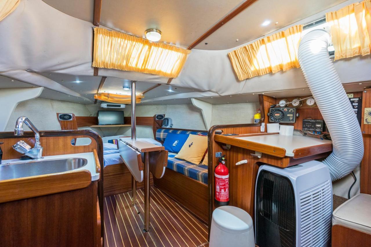 סנט אדריה דה בסוס Pequeno Velero En Port Forum Ideal Para Backpackers מראה חיצוני תמונה