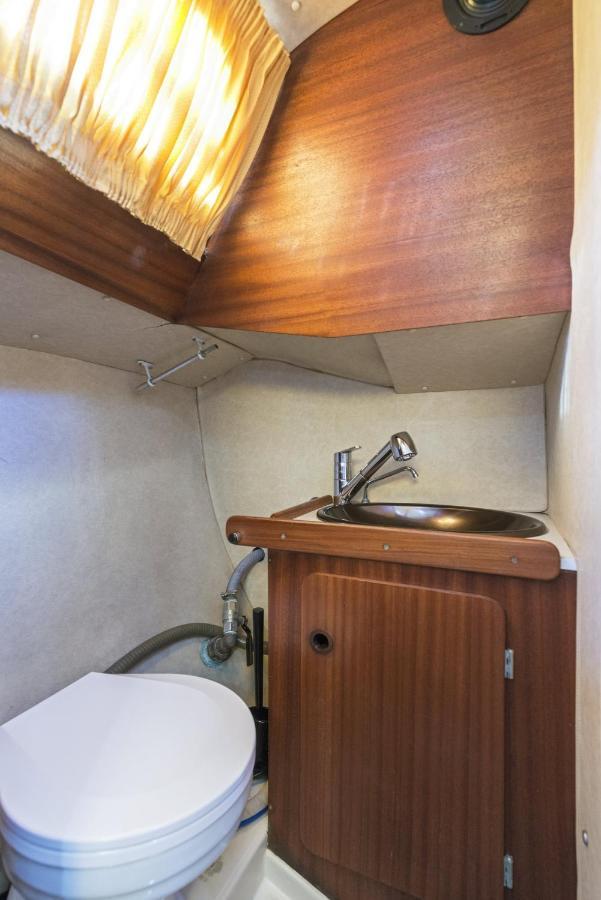 סנט אדריה דה בסוס Pequeno Velero En Port Forum Ideal Para Backpackers מראה חיצוני תמונה